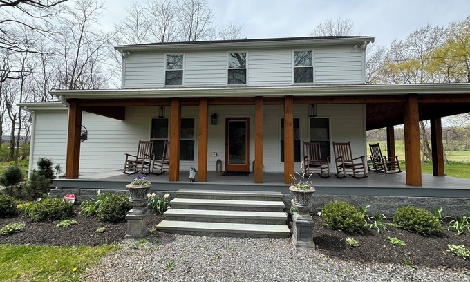 Hillsdale House | Meadowland Farmhouse with Beautiful Sunsets n5 minutes from town