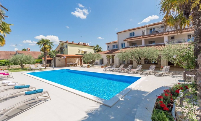 Mali Maj Apartment | Mediterranean flat with 60m2 pool, BBQ area, loungers, washing machine