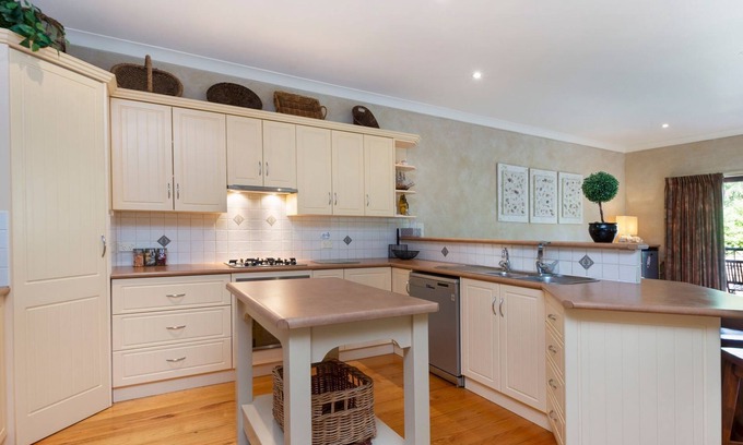 Port Fairy House | Mediterranean styled house around the corner form East Beach