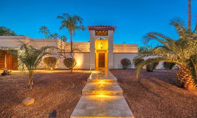 Santiago House | ☀️🏌️Mediterranean Villa! HEATED POOL! 2 King Suites, Casita & 8 Person Spa!