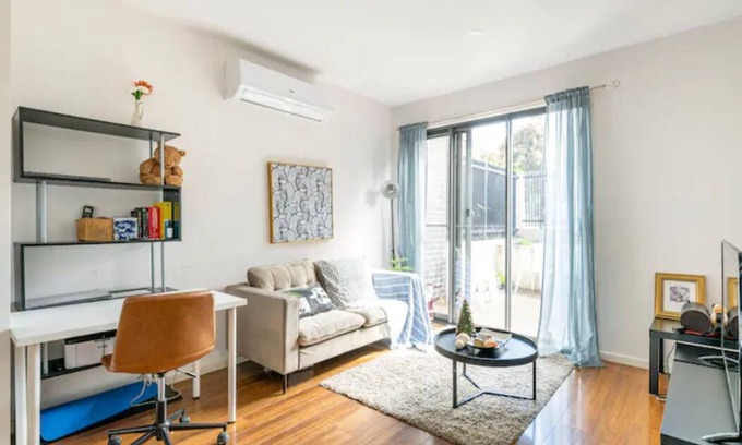 Bundoora House | MEL Latrobe Uni townhouse for 6 people tram golf RMIT Bundoora