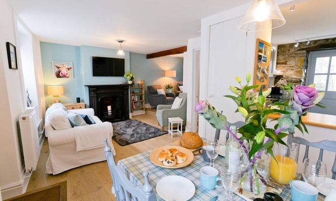 Beaumaris Apartment | Melvin Cottage - a coastal that sleeps 5 guests in 3 bedrooms
