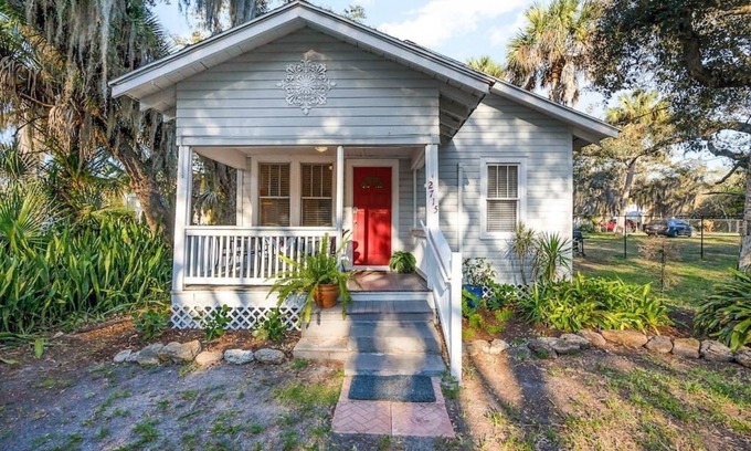 Melbourne House | Melwood · Charming 2/1 Cottage near River · 9 min to Beach