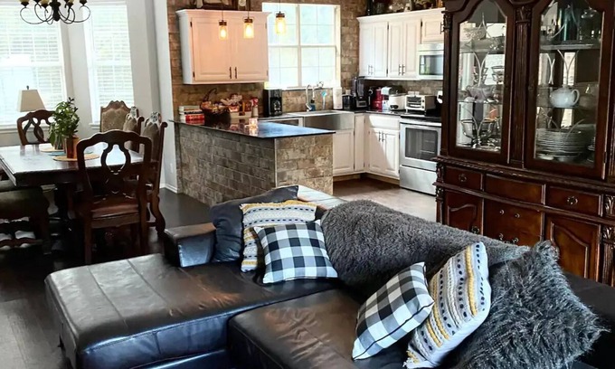 Edmond House | Meme's B&B in the Forest- Pool and Spa!