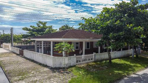 Pontal do Parana House | Memora Guesthouse Pontal do Paraná - Casa inteira ou Quartos a duas quadras da praia e próxima a Ilha do Mel
