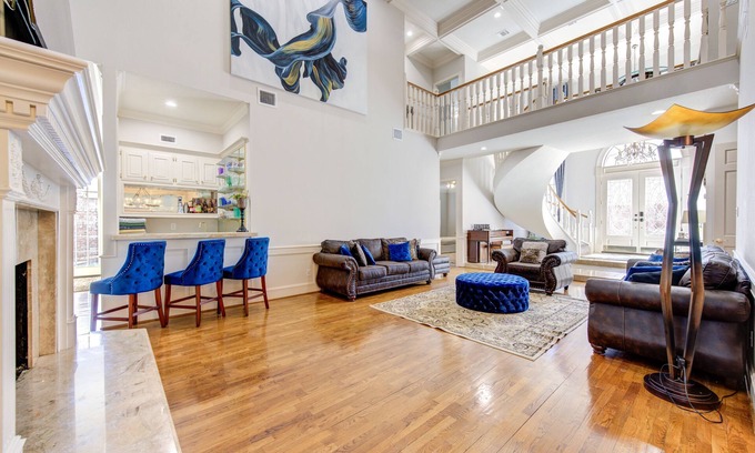 Houston House | Memorial Med Ctr/Galleria/Rice: Spacious 5 Bdrm Pool Theatre