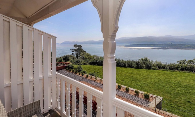 Menai Bridge Cottage | MENAI VIEW, character holiday cottage, with a garden in Menai Bridge