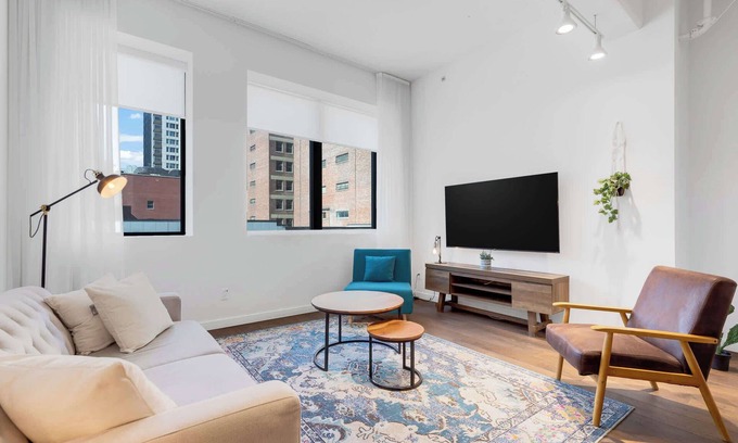Downtown Montreal Apartment | Mercer Downtown|2BDRS-2BA|6 Guests