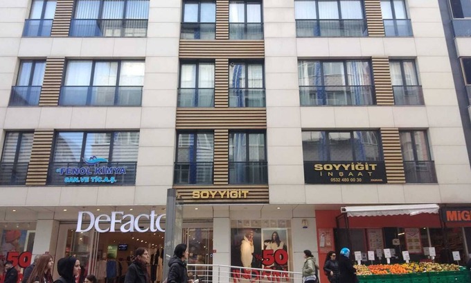 Kucukcekmece Apartment | Merkezi konumda çarşının tam üstünde ulaşımı kolay modern daire