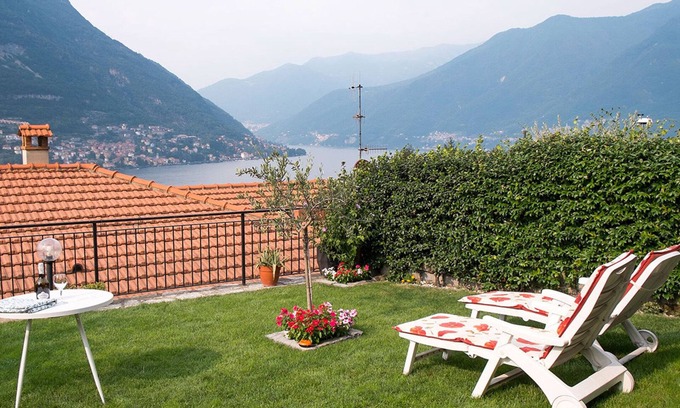 Torno Apartment | Merlino House apartment with beautiful lake view and private garden
