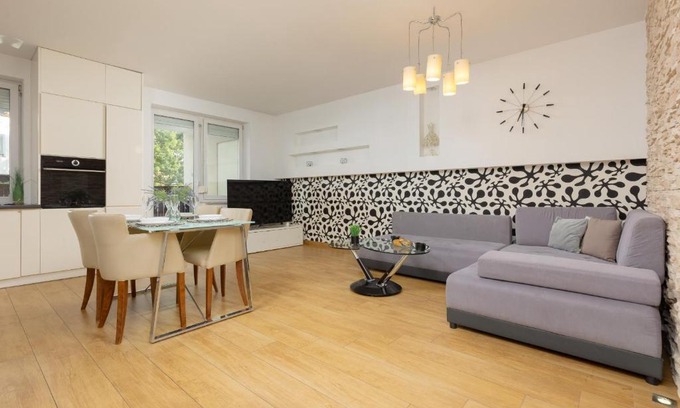 Praga Polnoc Apartment | Metro Targówek Spacious Apartment with Parking by Noclegi Renters