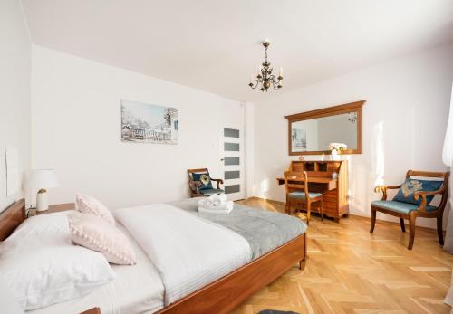 Targowek Apartment | Metro Zacisze Fausta House with Garden by BookingHost