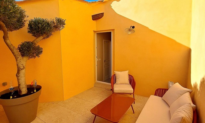 Marseillan House | Meublé de tourisme *, tropézienne-style terrace, large private garage.