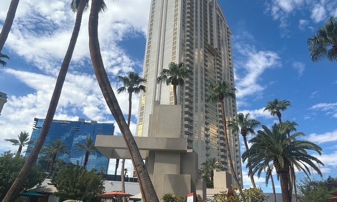 Las Vegas Apartment | MGM SIGNATURE LUXURY ! FREE PARKING ! NO RESORT FEES ! WELCOME TO THE MGM POOLS