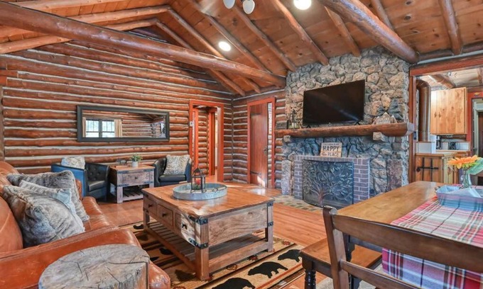 Colorado Springs Villa | Micah Log Cabin In The Woods with Hot Tub!
