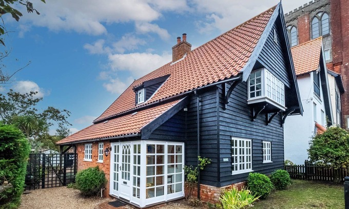 Thorpeness Cottage | Micawbers - sleeps 6 guests in 3 bedrooms