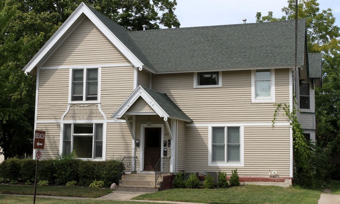 South Haven Apartment | Michiana Apartment #2: Two bedroom one bath apartment in downtown South Haven!