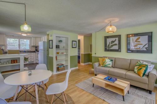 Wilmington House | Mid-Century Wilmington Cottage 3 Mi to Riverwalk