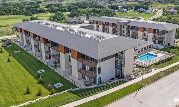 Manhattan Condo | Mid-Mod MHK condo minutes from downtown Manhattan & Colbert Hills Golf Course