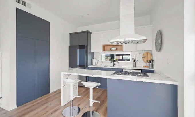 Los Angeles Apartment | MidCity Spacious 3-Bedroom Apartment with Rooftop Deck, Balcony & Private Garage