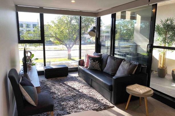 Braddon Apartment | Midnight Luxe 1 BR Executive Apartment in the heart of Braddon Pool Sauna Secure Parking Wine WiFi Netflix