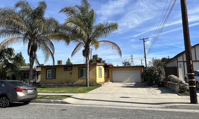 El Rancho House | Midterm Rental: Peaceful House with Big Yard, AC, Wifi, Laundry, Tesla Charger.