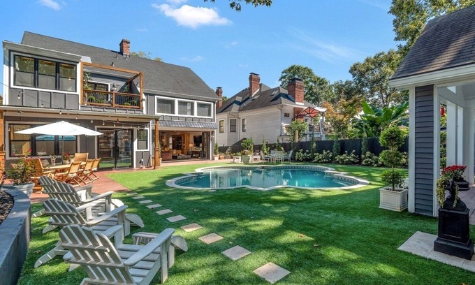 Midtown House | Midtown Mansion with 6 bed 5 bath w pool and sauna