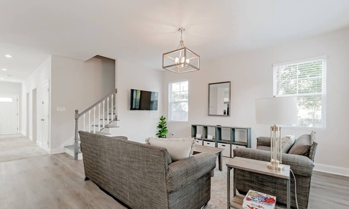 Columbia House | Midtown, Near USC & River - Paired On Pope 2
