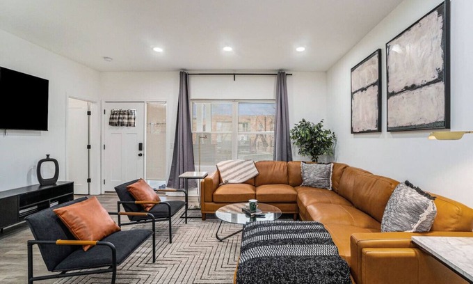 Kansas City House | Midtown New-Build 3bed 2.5bath By Plaza & Downtown