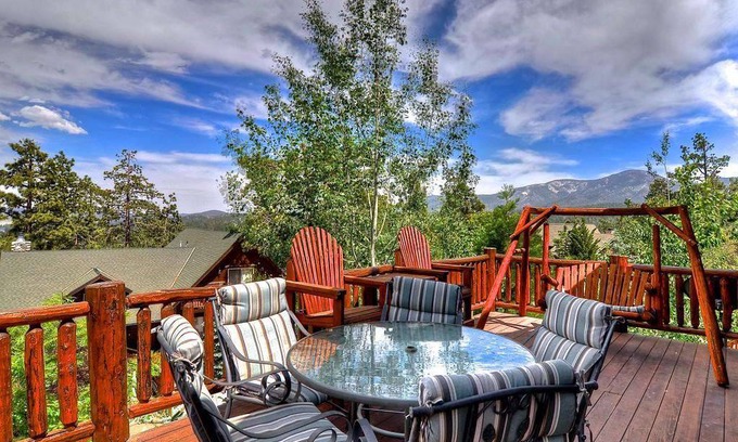 Castle Glen Estates House | Mighty Bear Manor by AvantStay Elevated Cabin w/ Pine Tree Views, Hot Tub & Pool Table