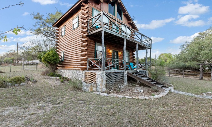 Fredericksburg Cabin | Mighty Oak Log Cabin - Authentic log cabin - Short drive to downtown