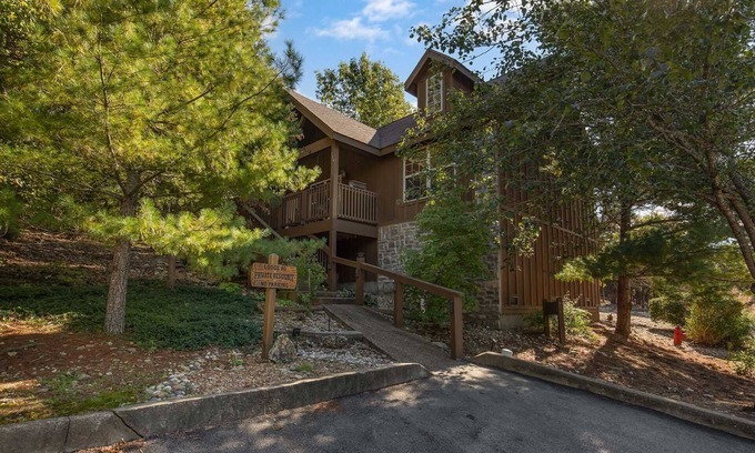 Reeds Spring Cabin | "Mighty Oaks" Stonebridge Lodge - Extra twin, end of the road and close to SDC - Lodge #80