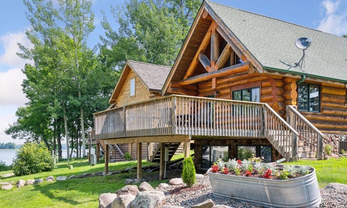 Isle Cabin | Mille Lacs Cabin on lake, near trails and casino - Black Bear