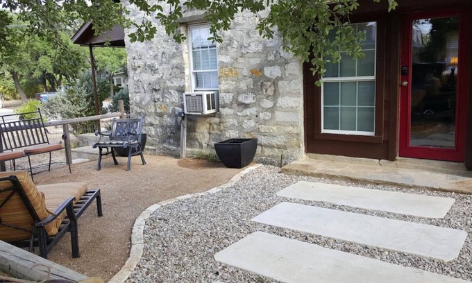 Dripping Springs House | MILTONS HISTORIC COTTAGE IN DOWNTOWN DRIPPING SPRINGS