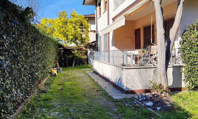 Pietrasanta Apartment | Mimosa House between the hill and the sea