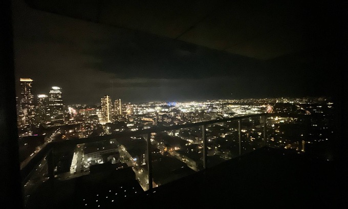 Hunters Point Apartment | Mind-blowing City Views on East River - 10 mins to Manhattan!