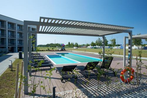 Sventoji Apartment | Mindaugo apartamentai su šildomu baseinu, sporto sale, vaikų kambariu, work zona