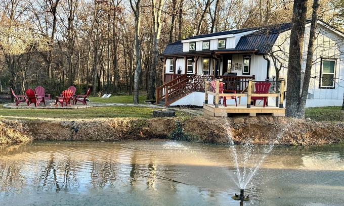 Mineola House | Mineola "Mane" Stay Cabin Near Downtown & Adjacent to Mineola Nature Preserve