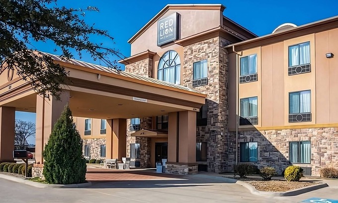 Mineral Wells Hotel | Mineral Wells Getaway at Red Lion Inn & Suites Mineral Wells! Free Breakfast!