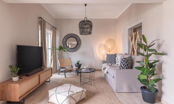 Pasalimani Apartment | Minimal Retreat w/Watercoloured Sunset View