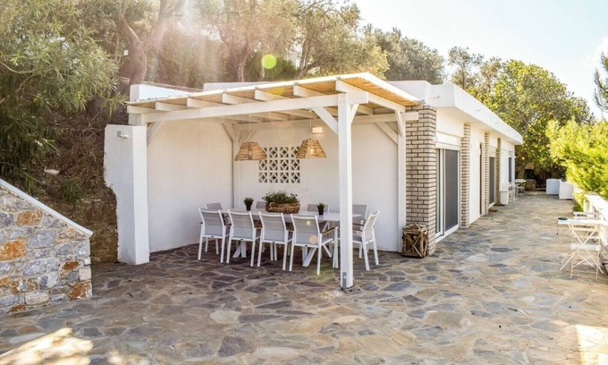 Skiathos House | Minimal villa with a wonderful view of Skiathos town