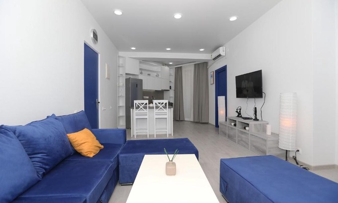 Vera Apartment | Minimalist Blue Belinski 8