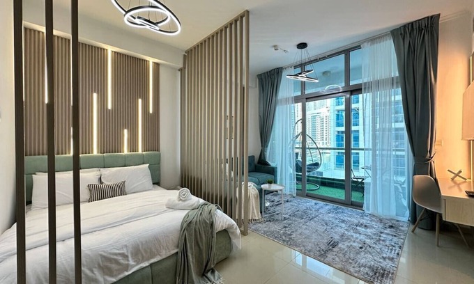 Dubai Marina Apartment | Minimalist Studio W/Amazings Marina Canal Views