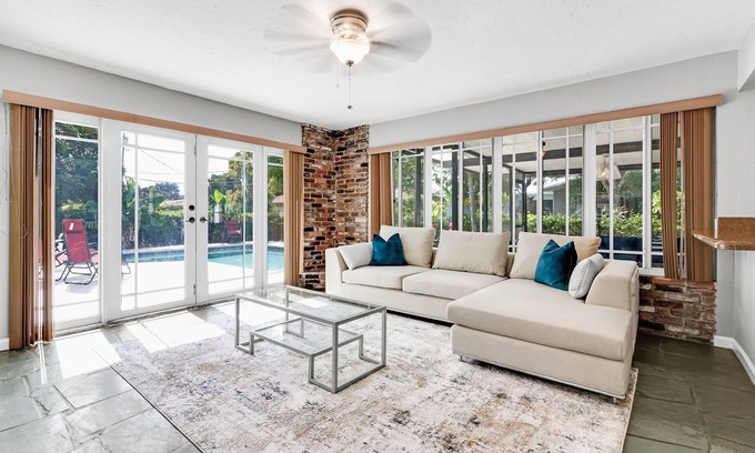 El Portal House | Mins to Downtown - Pool - Free Parking