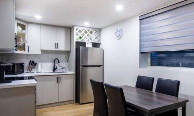 London House | Mins to DT & Highway | Parking | Wi-Fi | Cozy Beds