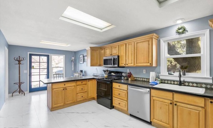 West Central House | Mins To Dwntwn & Arena | Backyard | BBQ | King Bed