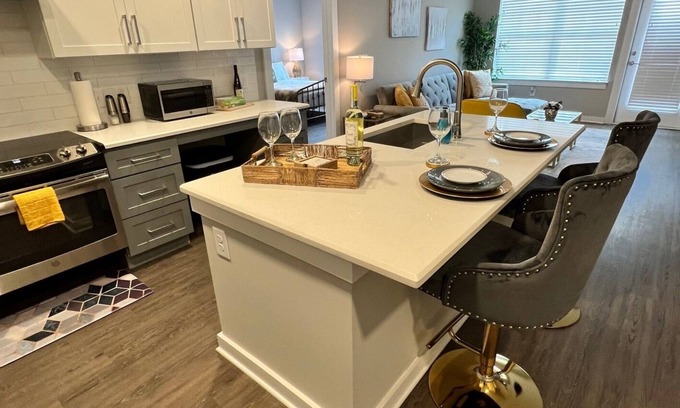 Paw Creek Apartment | Mins to theme park and Top Golf! Shopping & food. Family-sized condo w/workspace