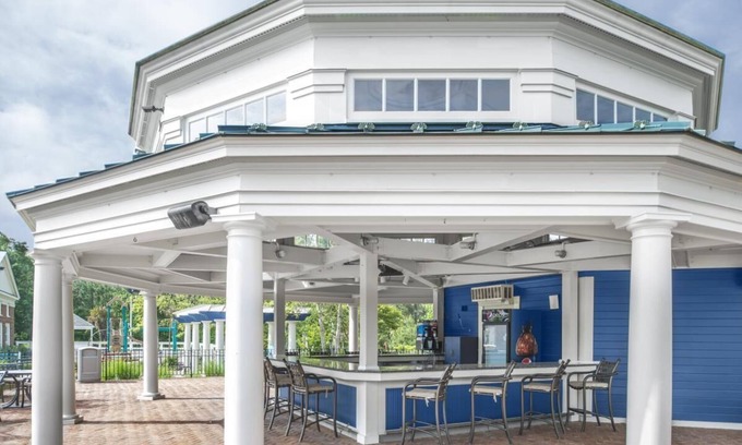 Berkeley Resort | Minutes from Colonial Williamsburg Attractions! 2 Serene Units, Kitchen, Pool