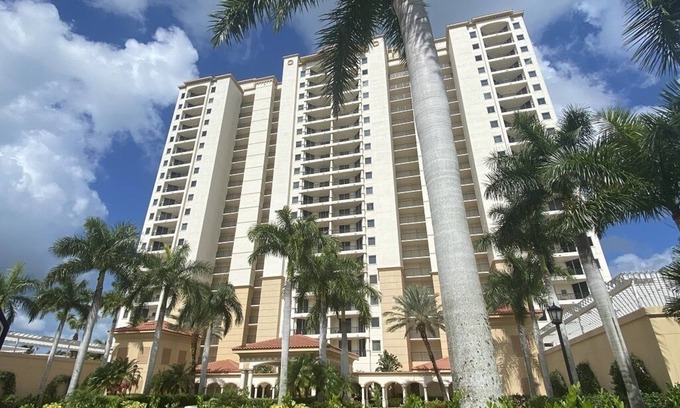 Hammock Bay Condo | Minutes from Marco Island beaches. Large Luxury condo great price point!
