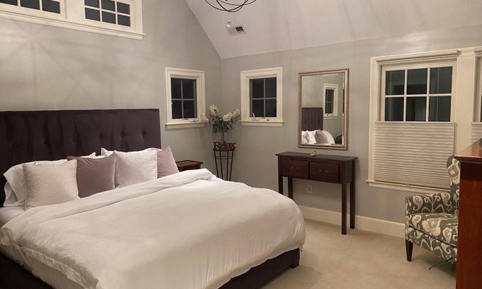 Thompsonville House | Minutes to Boston College